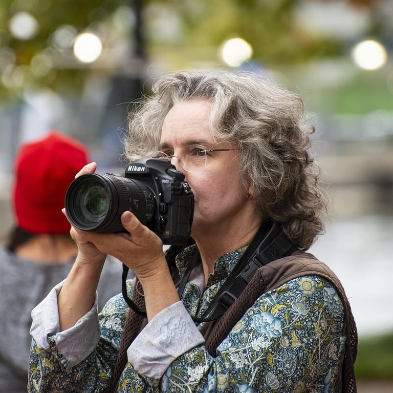 Une personne prend une photo dans la rue