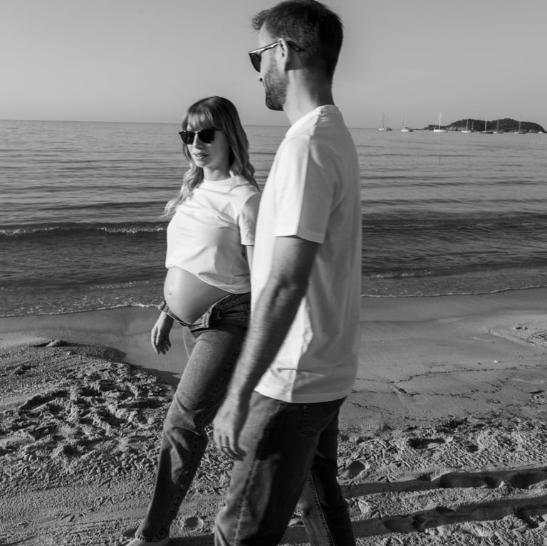 couple en bord de mer de la Ciotat lors d'une séance photo de grossesse