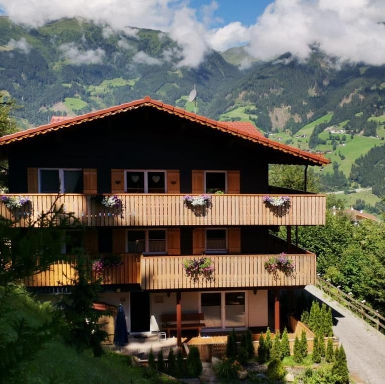 Aussenansicht der Huber's Lodge am Hainzenberg im Sommer