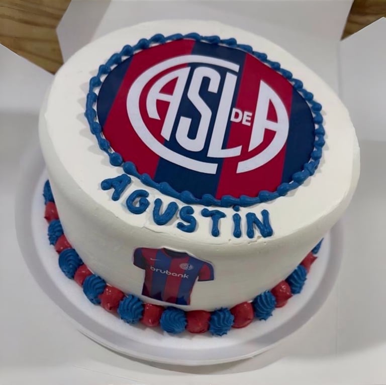 Pastel de cumpleaños personalizado del club de fútbol de San Lorenzo con glaseado azul y rojo para A