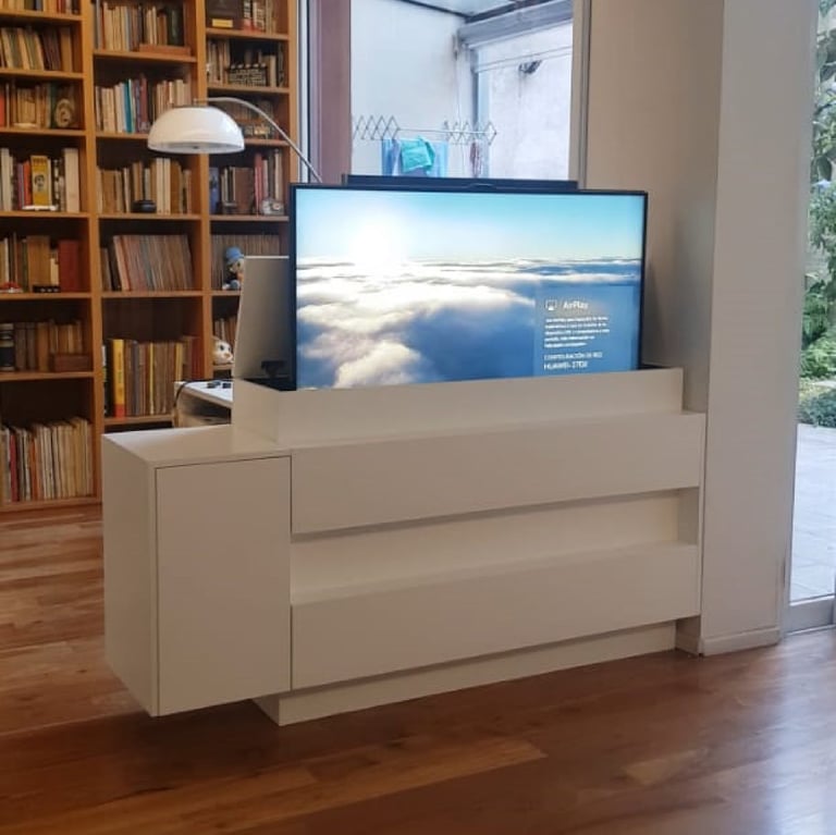 El mueble tiene espacio para una tv de 58", pero el modelo actual es de 55"