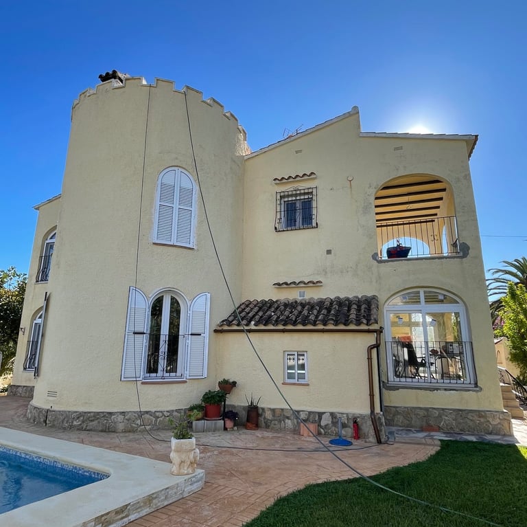 Rehabilitación de fachada con pintura de alta calidad en Denia y alrededores