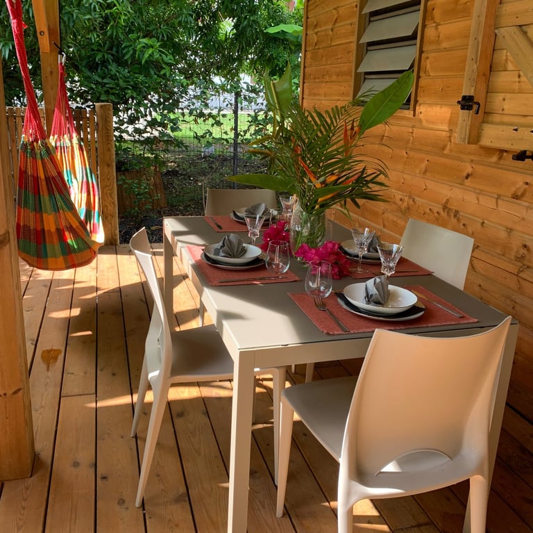 La table dressée pour 4 et un hamac sur la terrasse