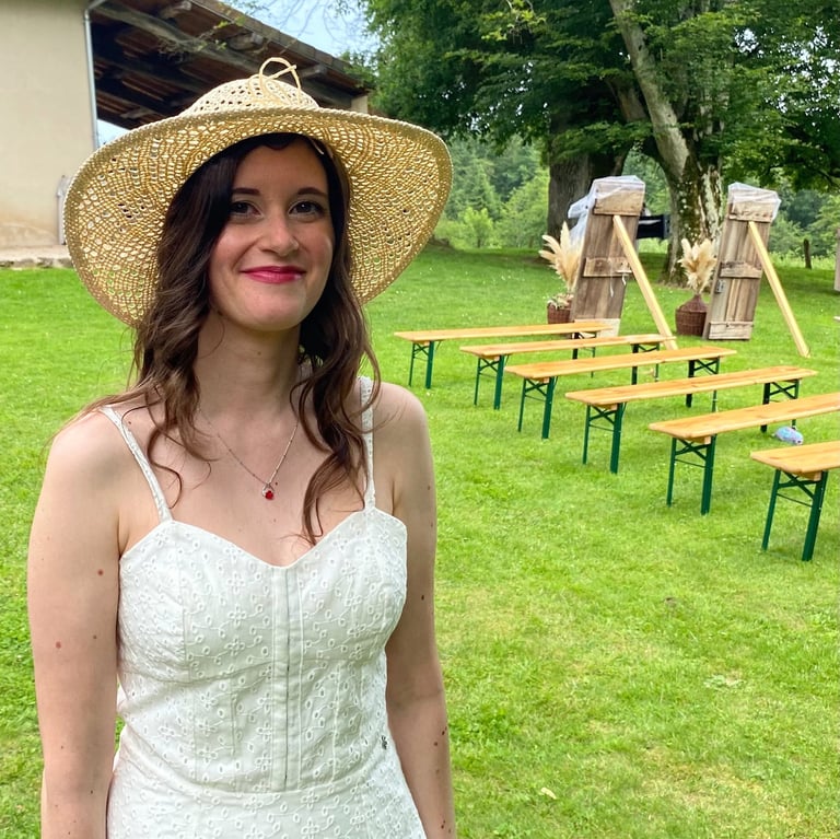 Estelle de Rêvons Mariage, Wedding planner, Event planner, mariage champêtre, cérémonie laïque