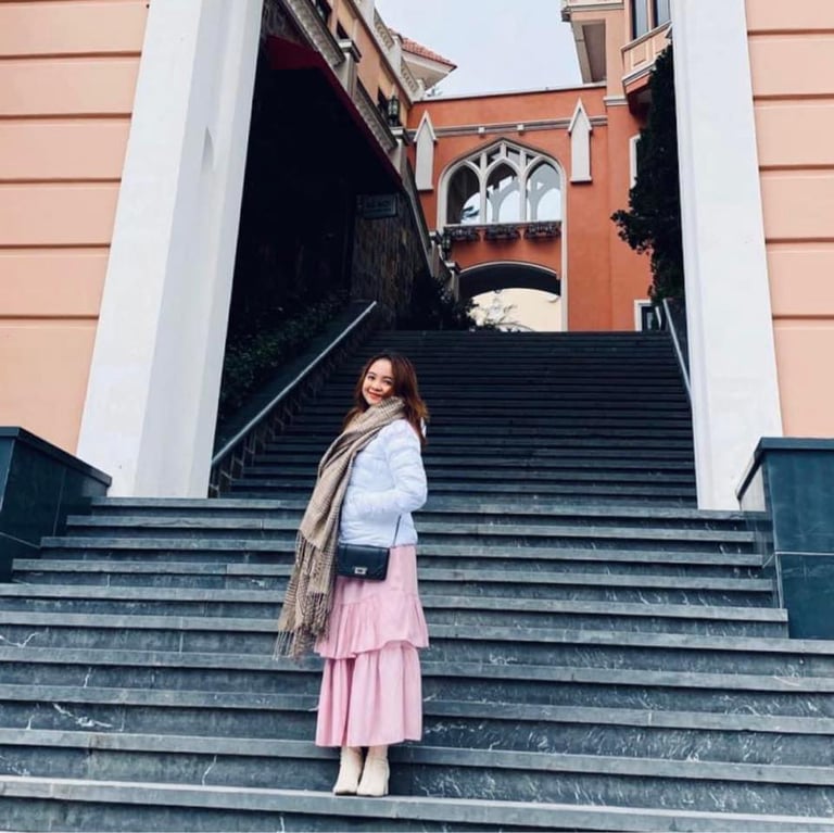 femme devant un escalier