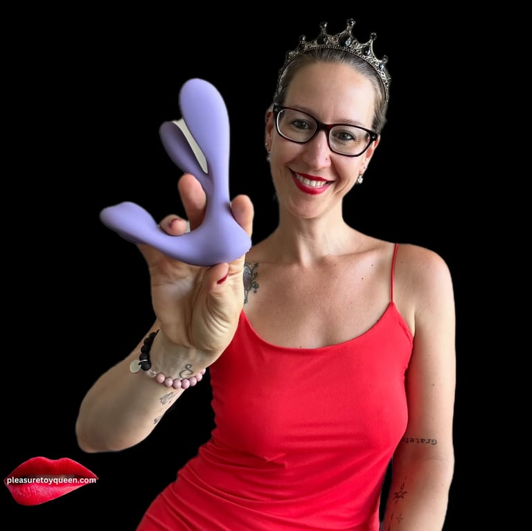 Pleasurelit Patricia holding the Tracy's Dog Swirlii Vibrator for a review