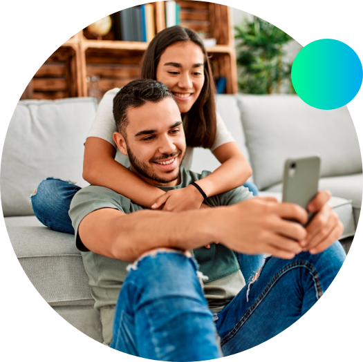 casal olhando pro celular felizes