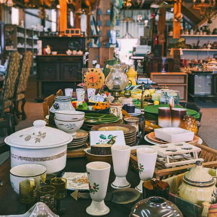 Objets anciens et vaisselle vintage exposés chez un brocanteur