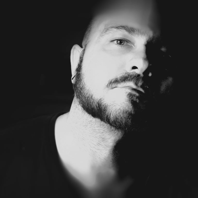 Retrato en blanco y negro del autor José Juan Navalón Gallego aka Abstrait.