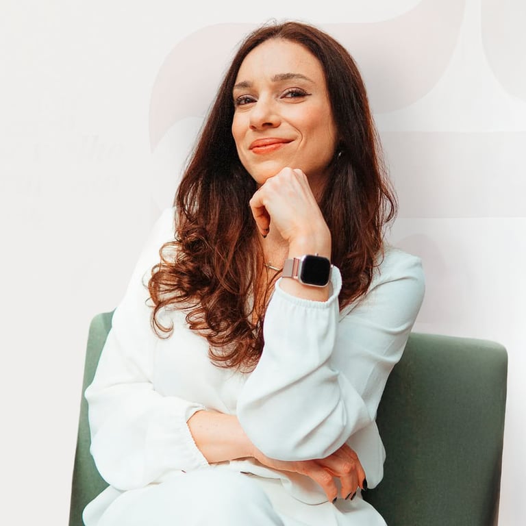 Nutricionista especialista em Nutrição Comportamental em São Paulo, sorrindo no consultório.