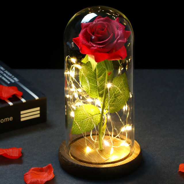 Rose rouge éternelle sous cloche avec guirlande led
