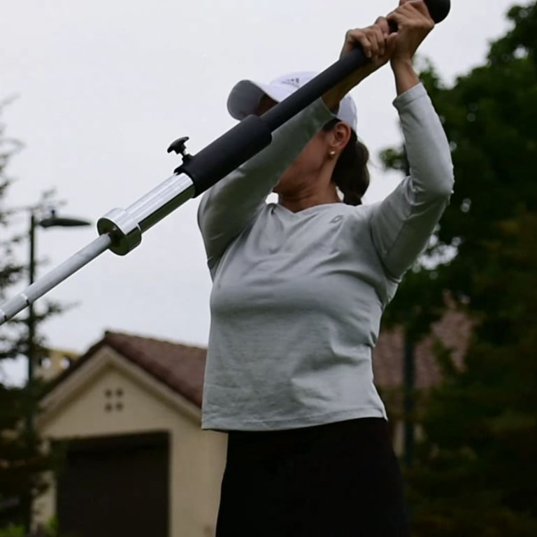  Clienta en press de hombro con landmine. Entrenamiento a domicilio en La Reina.