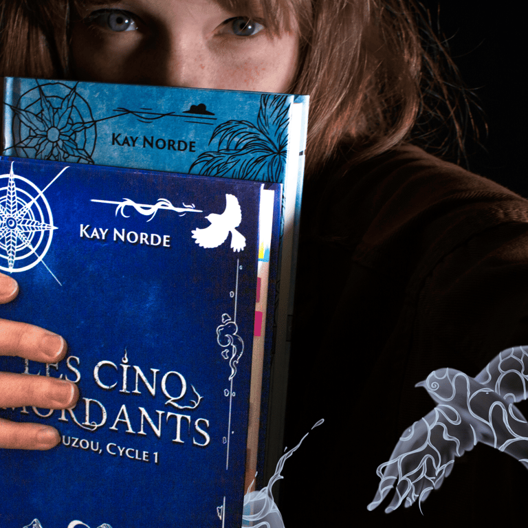 Photo de Kay Norde avec deux de ses livres.