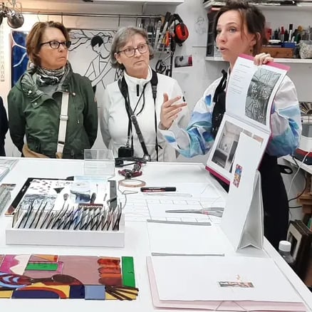 Edith Théret dans son atelier de vitrail à Paris 17e