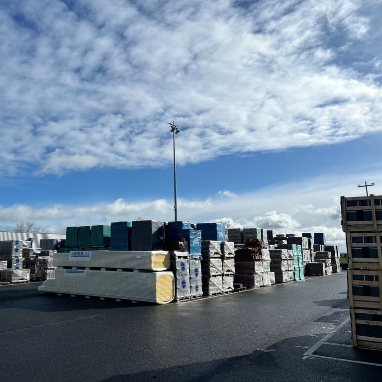 stock de matériaux de couverture sur le parc exterieure