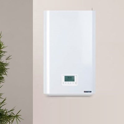 chaudière murale blanche sur mur beige et plante verte