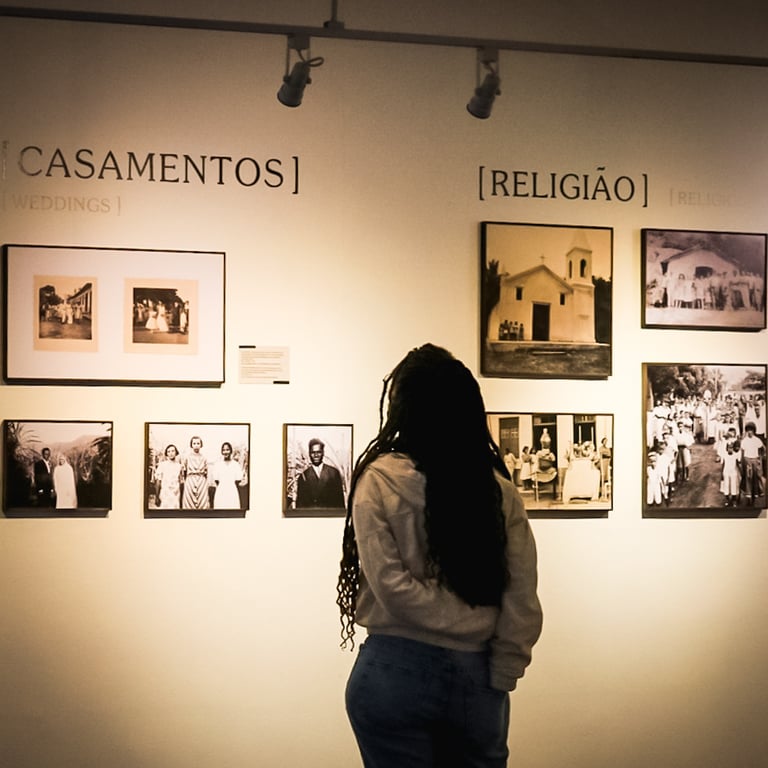 mulher olhando fotografias na parede