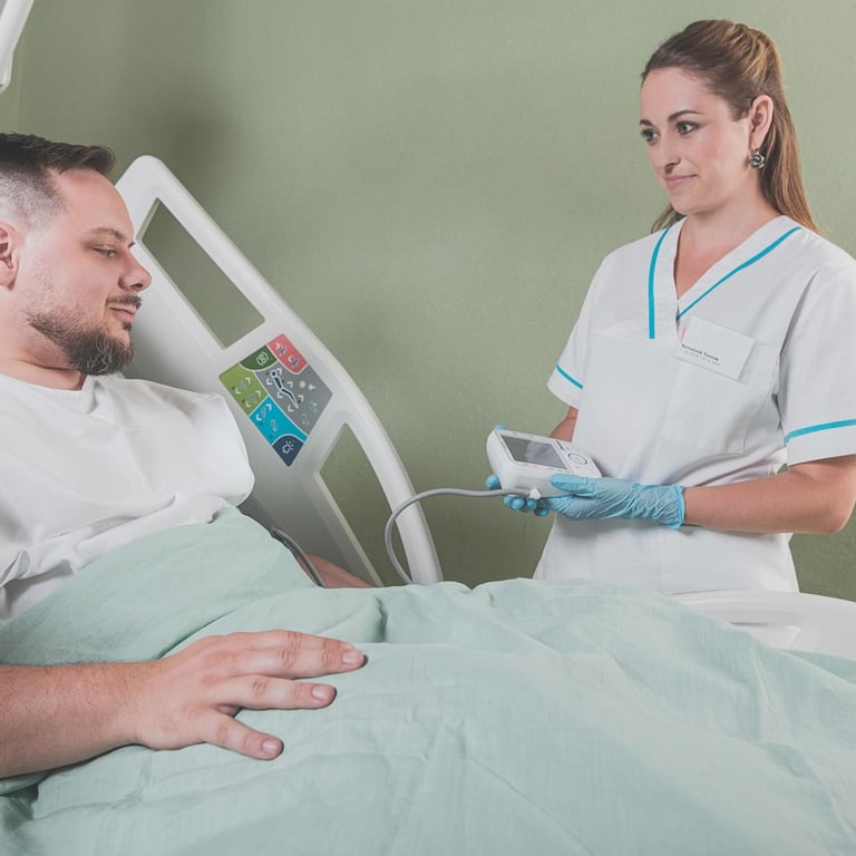 Une infirmière aide un patient dans son lit