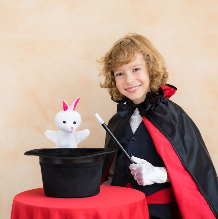 enfant magicien avec lapin