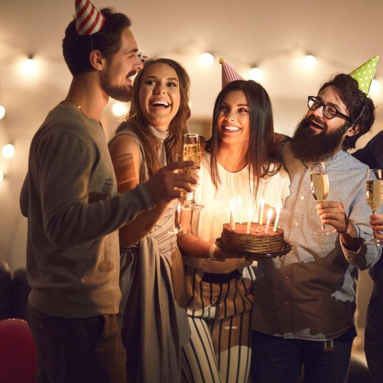 groupe d'amis lors d'un fête d'anniversaire