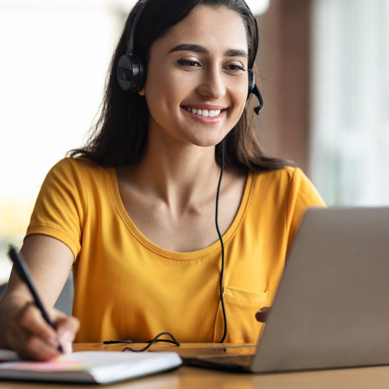 imagen de chica tomando notas de contacto