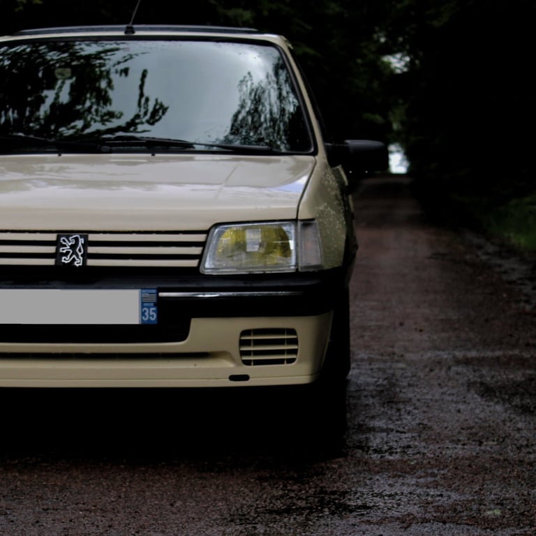 Peugeot 205 indiana 5 portes de 1992 avec une jupe de peugeot 205 rallye
