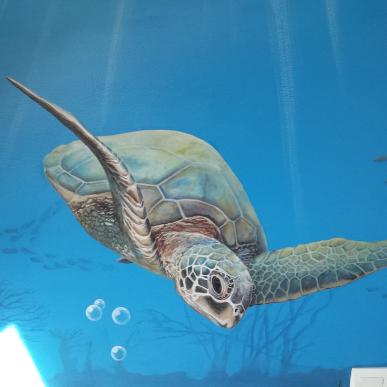 Fresque murale: une tortue de mer nageant, peinte sur un mur de chambre d'enfant.