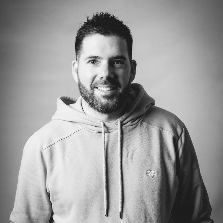 Portrait en noir et blanc de Cyril Steau, photographe professionnel à Paris, pris en studio, regard vers l’objectif.