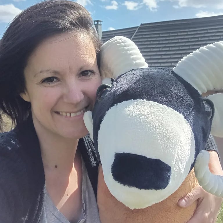 Natacha et Voï le mouflon géant