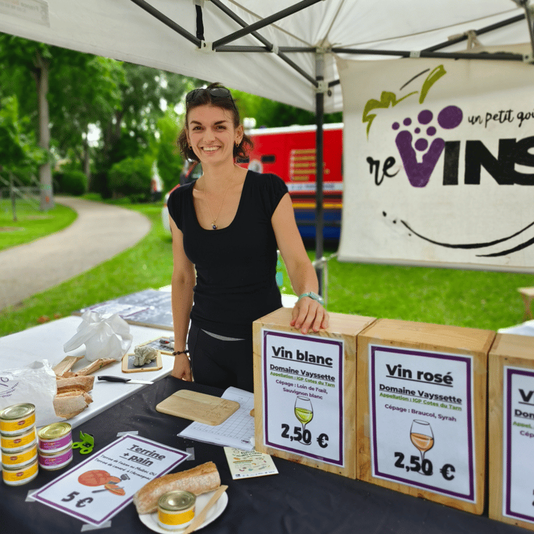 Revinsy à la buvette d'un festival