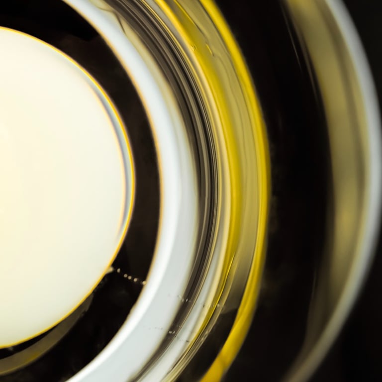 fond de verre de vin blanc en mouvement vu de dessus