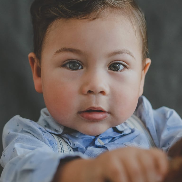 un bebé con la mirada fija en la cámara