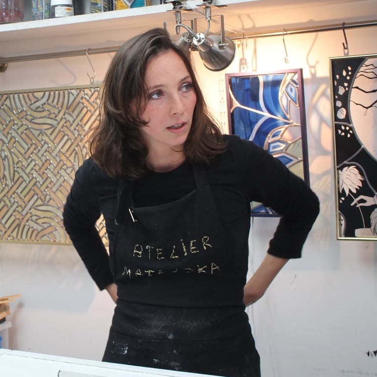 Portrait d'Edith Théret artiste verrier diplômée ENSAAMA dans son atelier à Paris.