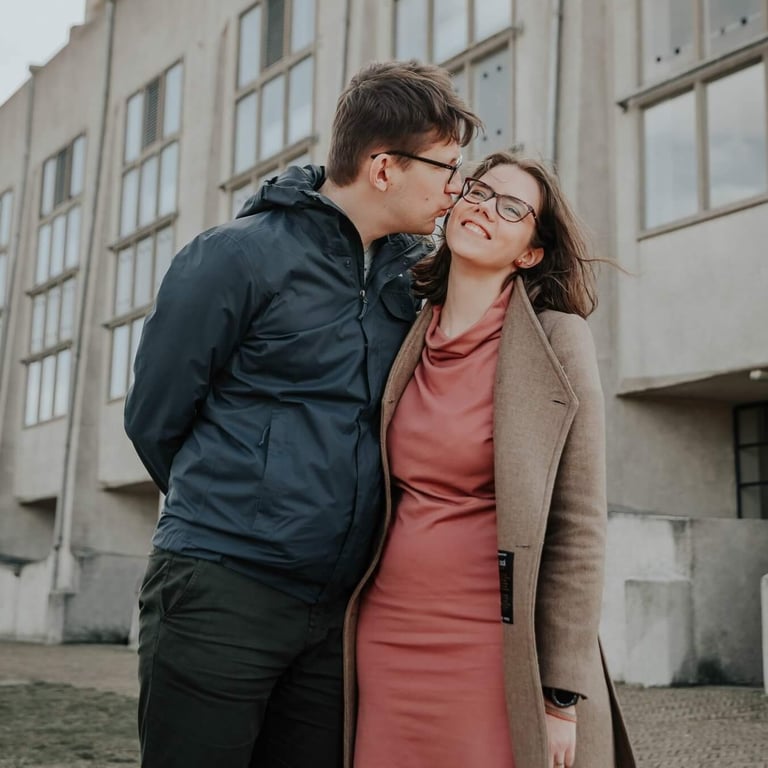 bruiloftsfotografie in Utrecht - Een verliefd paar wandelt hand in hand door de schilderachtige straten van Utrecht