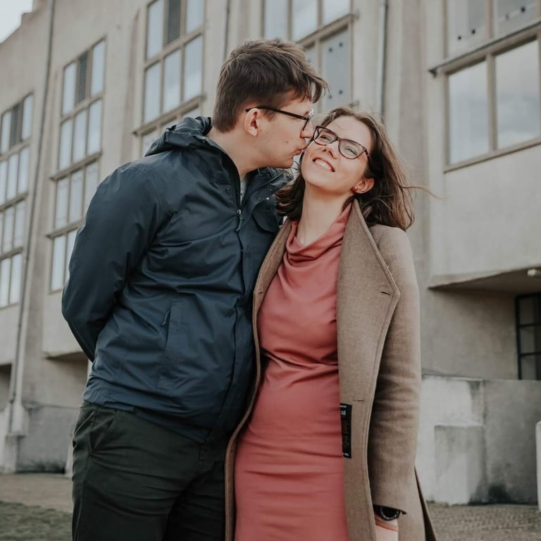bruiloftsfotografie in Utrecht - Een verliefd paar wandelt hand in hand door de schilderachtige straten van Utrecht