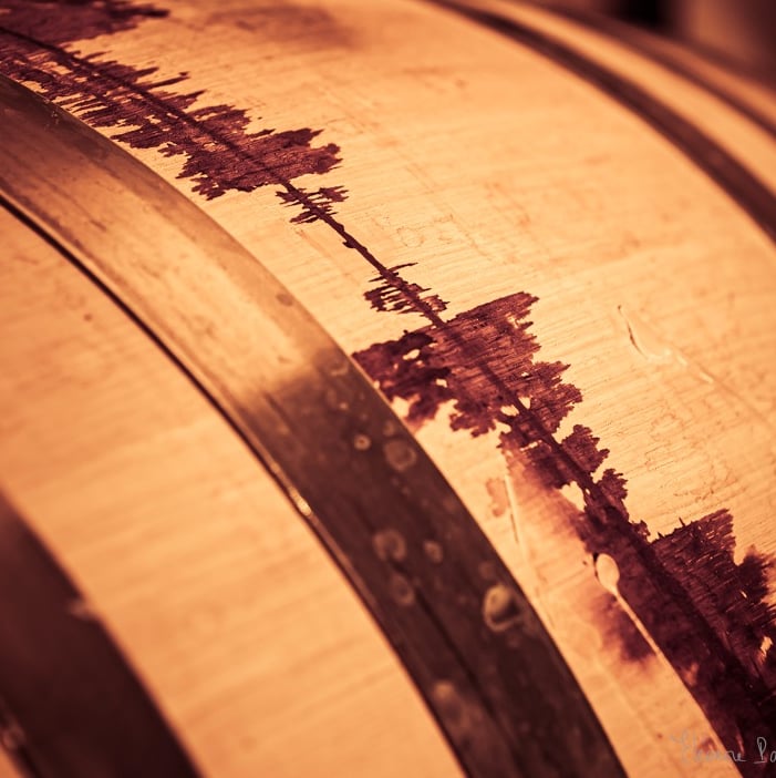 Fut de vin avec des traces ressemblant à un electrocardiogramme