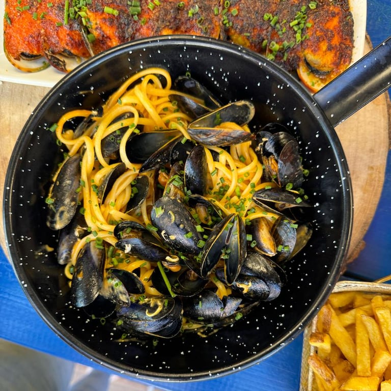 Plat de moules et linguine servi à La Rouillade, spécialité maison à Argelès-sur-Mer.