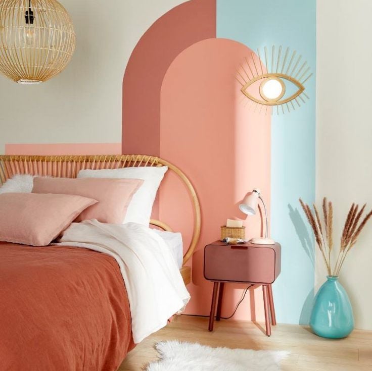 chambre pop et coloré avec des teintes vives et chaleureuses et des matériaux naturels comme l'osier