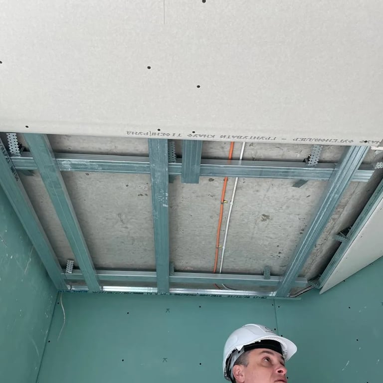 Spušteni plafon tokom ugradnje, Moskva