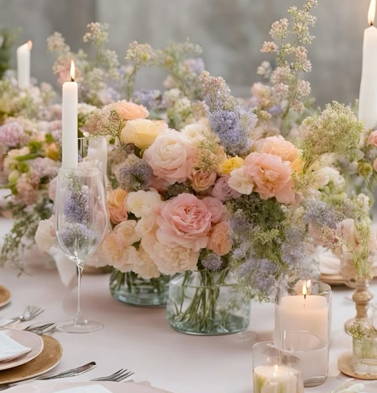 Arreglo floral romántico con velas y rosas.