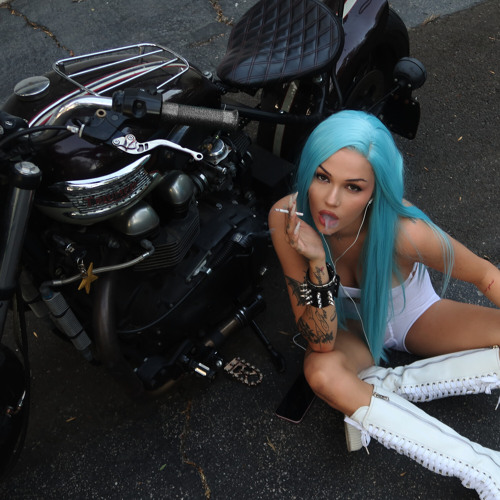 Maggie Lindemann Isn’t Here to Play Nice on “one of the ones”