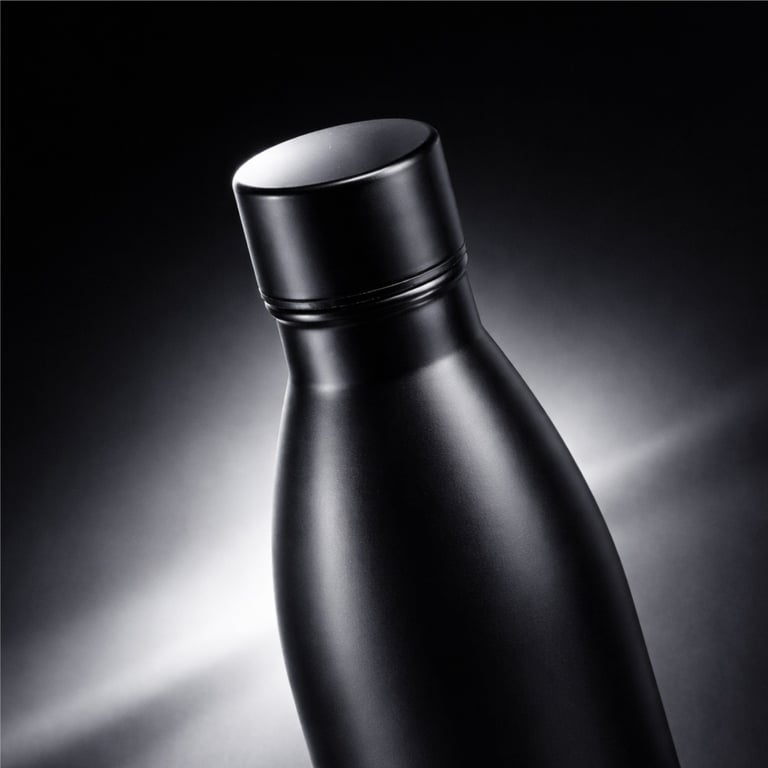 azew garrafa termica preta inox cena studio foco detalhe tampa