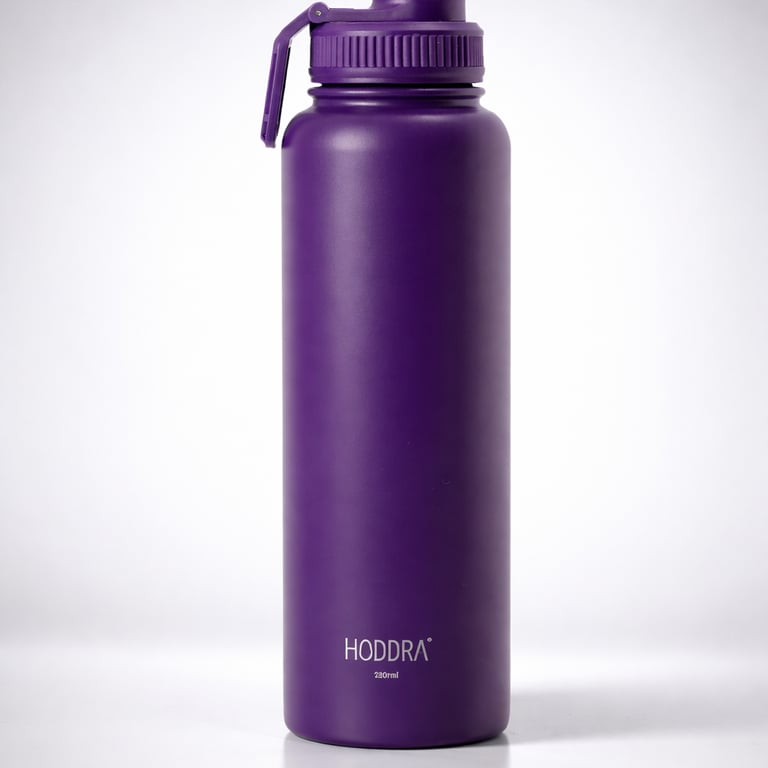 garrafa termica inox roxa isolada em fundo branco