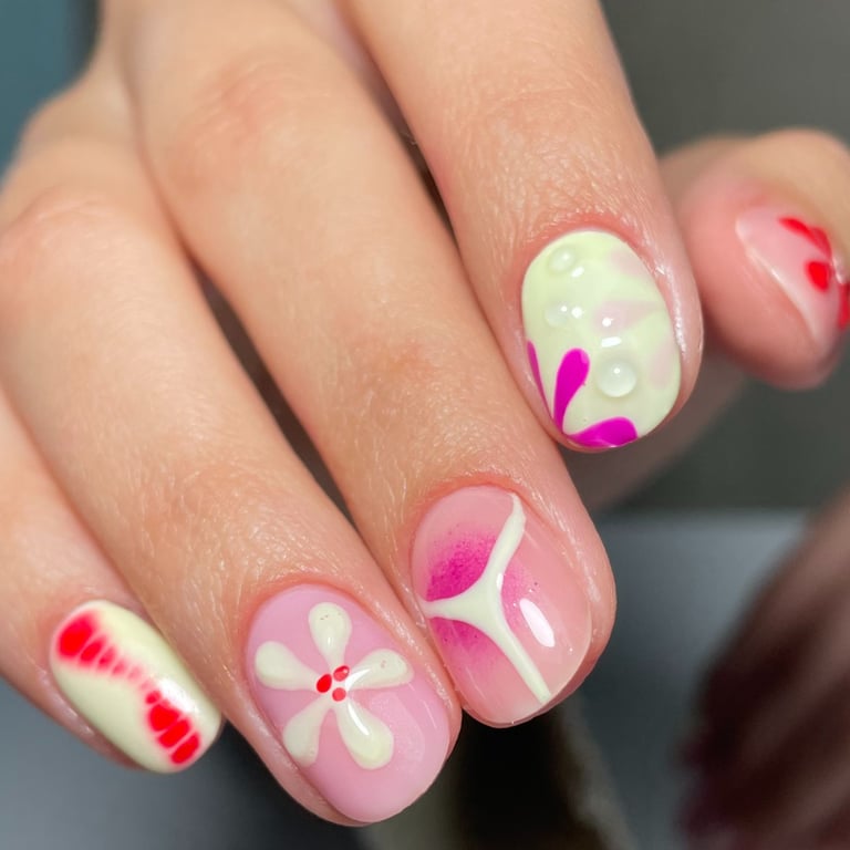 Gelinis manikiuras, rožiniai nagai