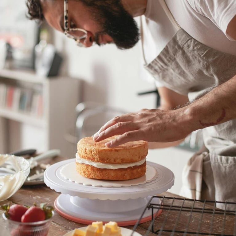 Creación de torta en capas, rellena de frosting