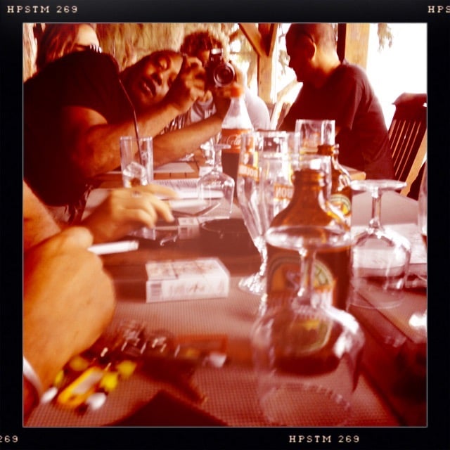 Pause Repas Tournage Pub Réunion Richard Richardson prend la photo