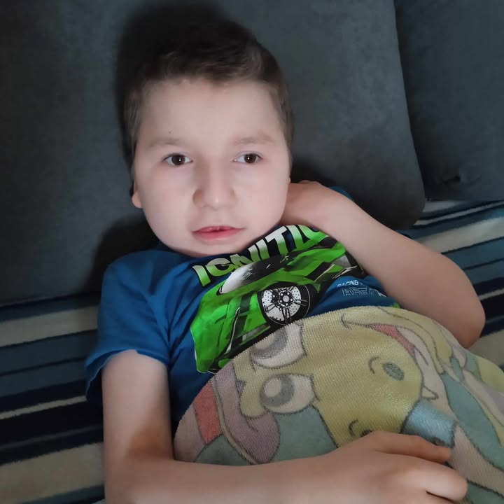 хлопчик у футболці з автомобілем