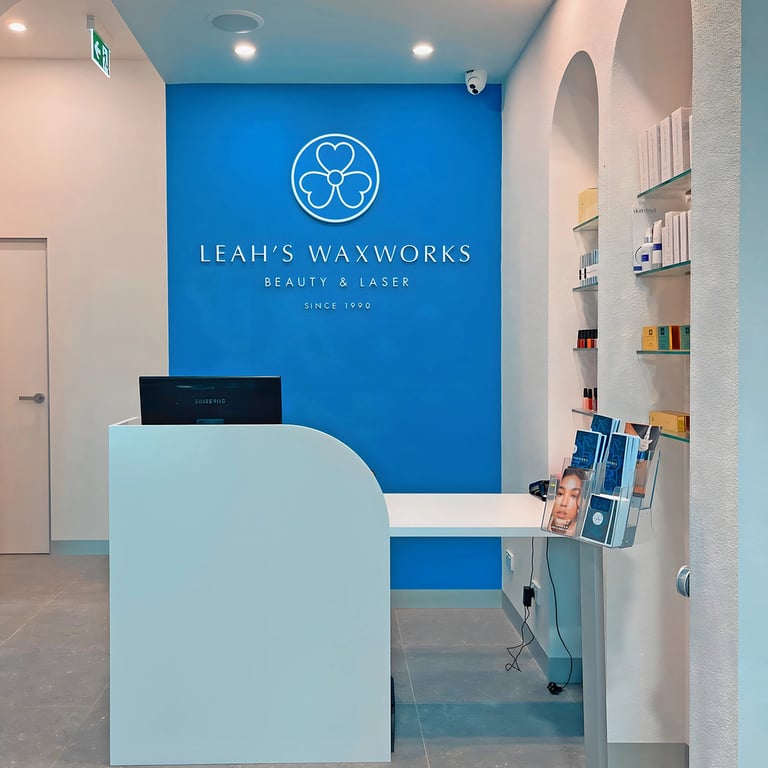Main reception desk that can be also used as a nailworks desk. 