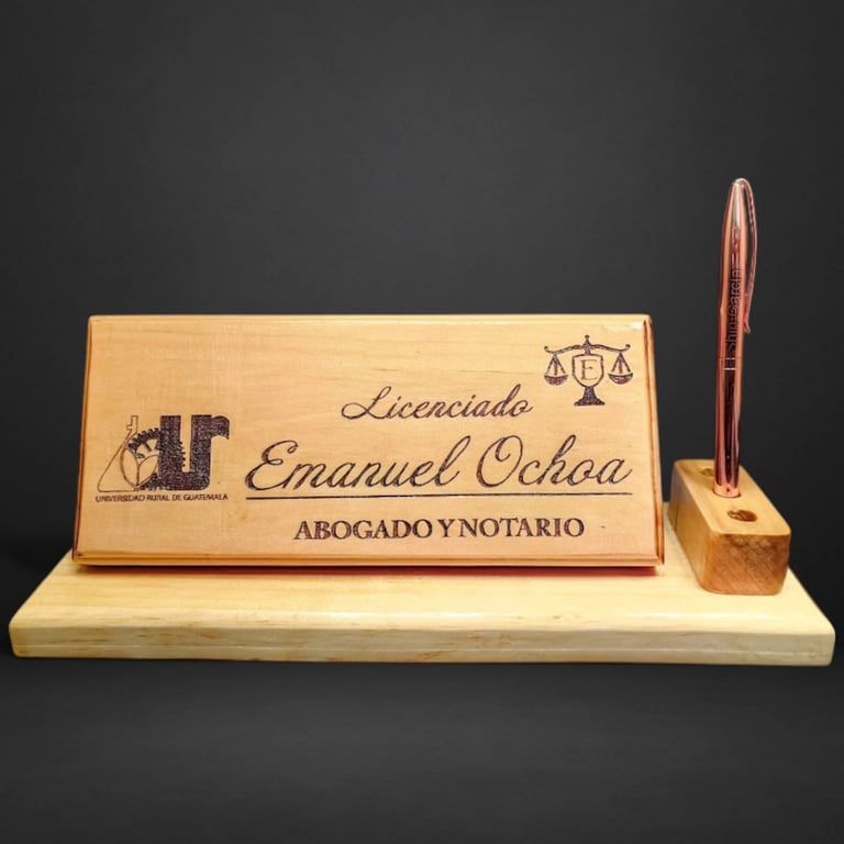 Placa de escritorio personalizada en madera para abogado Emanuel Ochoa, con soporte para bolígrafo.