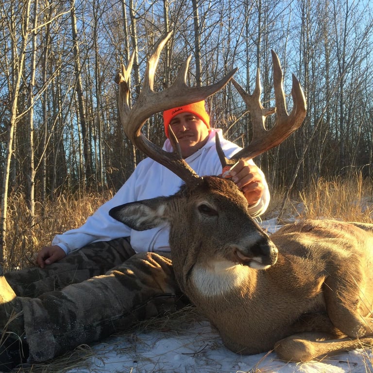 Saskatchewan whitetail hunts - beautiful whitetail buck